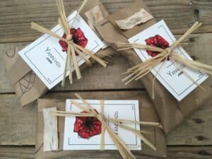 Bon cadeau artisanal Yann-H2o emballé en papier kraft avec carte illustrée au coquelicot rouge, fleuriste à Paris 11