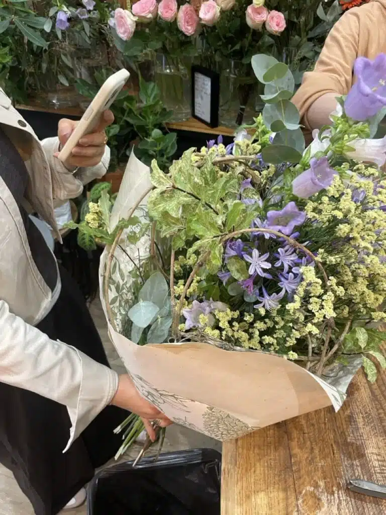 Création d’un bouquet de fleurs naturelles lors d’un atelier floral animé par le fleuriste Yann-H2o à Paris 11
