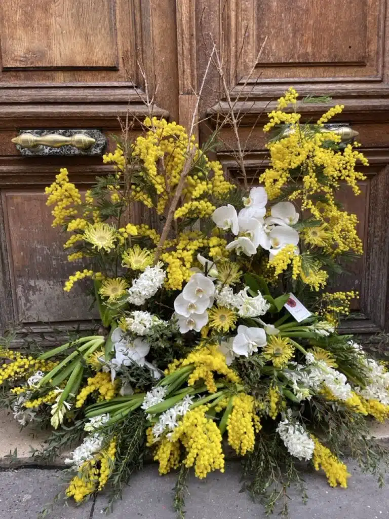 Devant de tombe mimosa orchidées composition florale de deuil artisan fleuriste Paris 11 proche Pere Lachaise Paris 20 livraison Paris