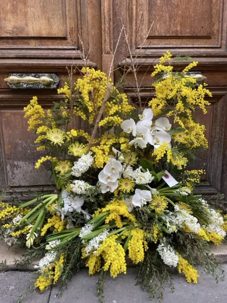 devant de tombe fleurs de deuil mimosa orchidées composition florale artisan fleuriste Paris 11 proche Père Lachaise Paris 20