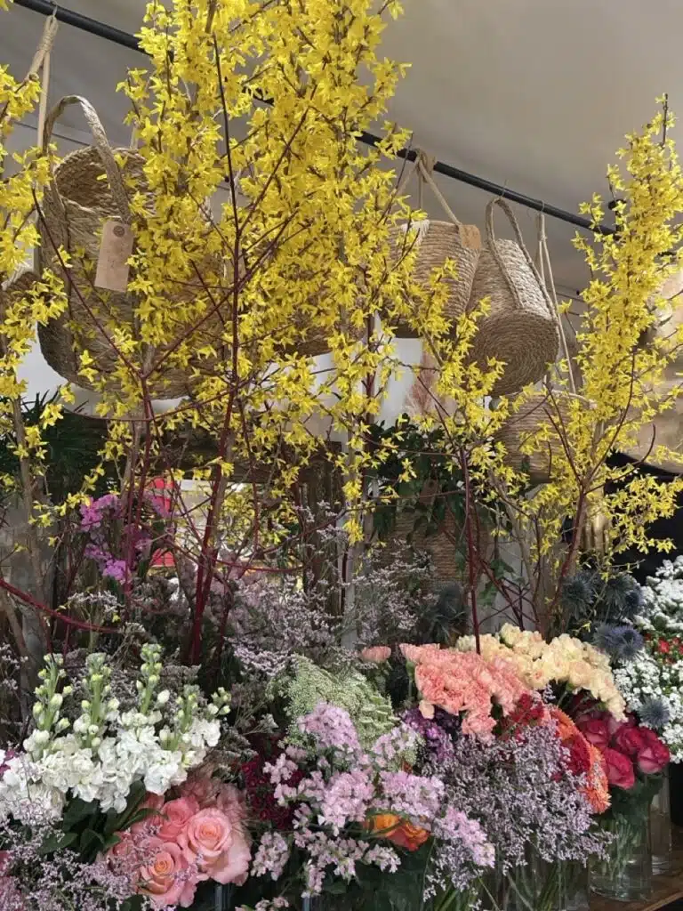 Étal de fleurs de saison chez fleuriste Paris 11