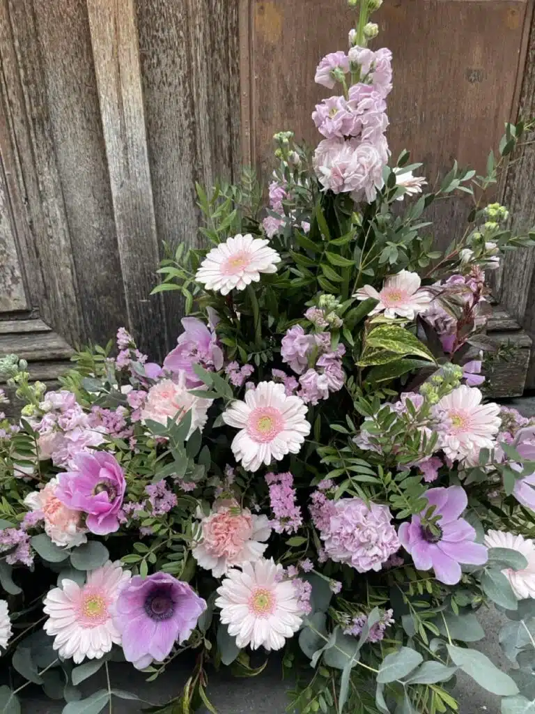 dessus de cercueil fleurs roses naturelles composition funéraire Paris 11 fleuriste deuil livraison
