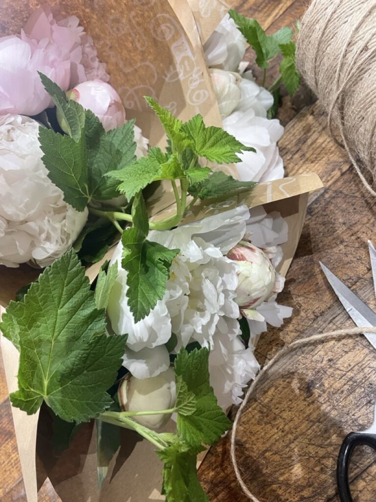 bouquet pivoines style naturel fleuriste Paris