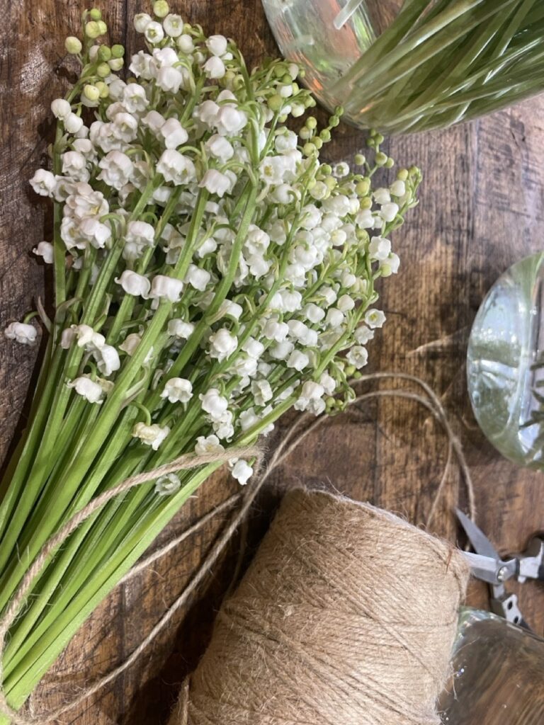 Préparation de bouquets de muguet du 1er mai par votre fleuriste artisanal à Paris 11 Yann H2o avec fleurs de saison