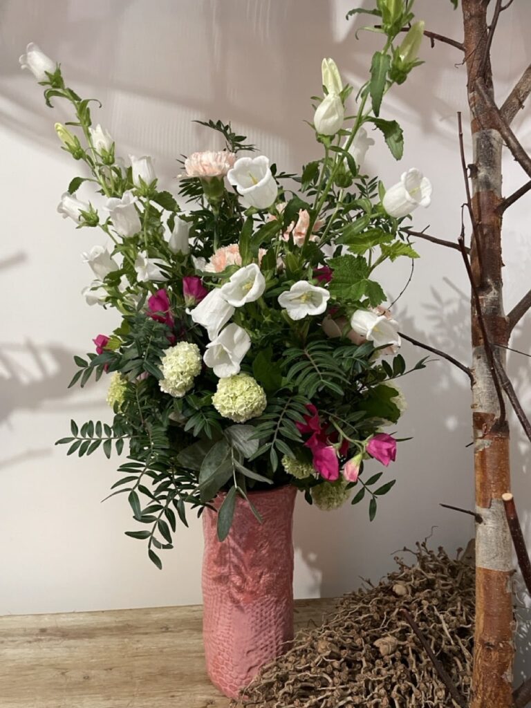 Grand bouquet de saison composé de campanules blanches, roses et feuillages dans un style naturel et créatif réalisé par un artisan fleuriste rue Pache à Paris 11