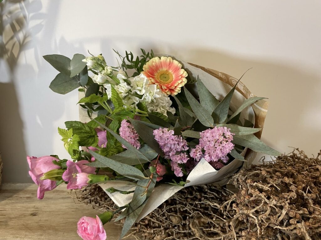 Bouquet champêtre et poétique de Fête des Mères composé de fleurs de saison françaises, giroflées blanches, gerbera pastel, eucalyptus et fleurs roses réalisé par Yann-H2o Paris 11.