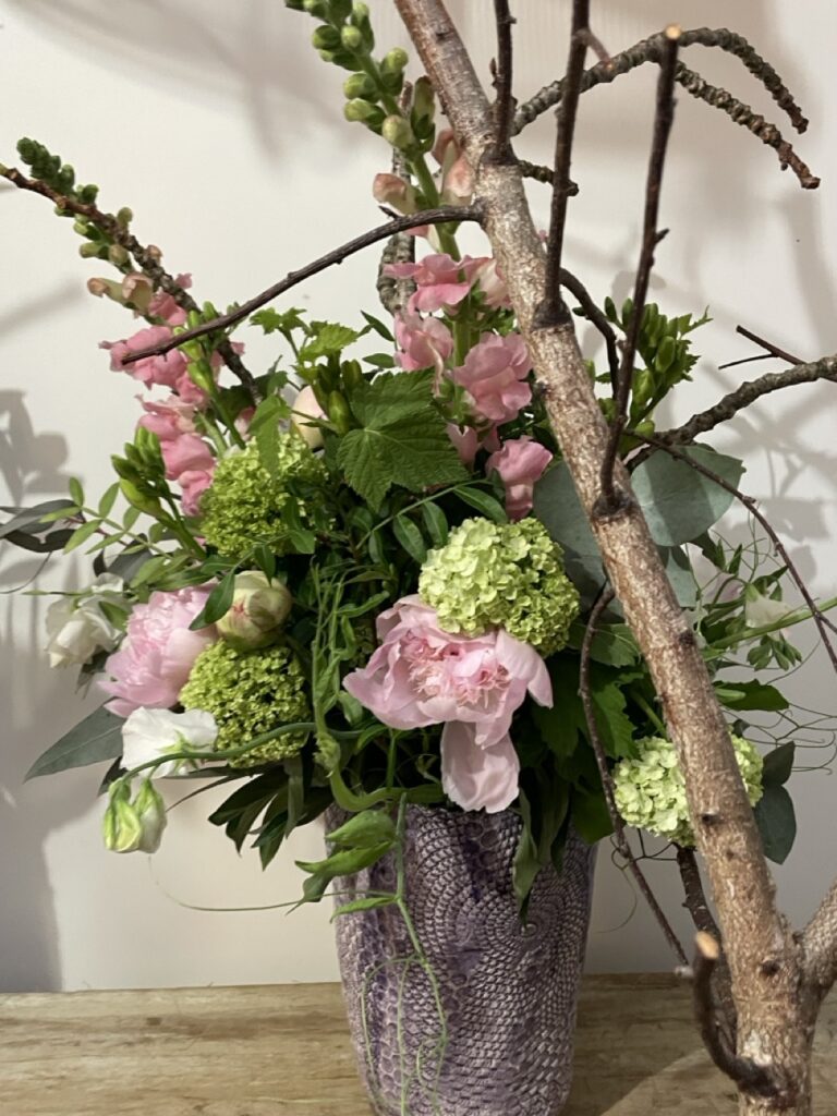 Bouquet champêtre et artistique de Fête des Mères avec pivoines roses, viburnums verts et fleurs de saison françaises réalisé par le fleuriste Yann-H2o Paris 11 près du boulevard Voltaire.
