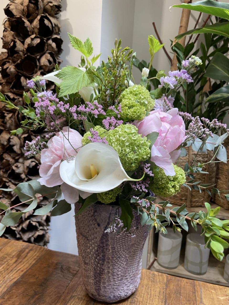Bouquet champêtre et poétique de Fête des Mères avec pivoines roses, arum blanc et fleurs de saison françaises créé par le fleuriste Yann-H2o Paris 11 et livrable dans tout Paris.