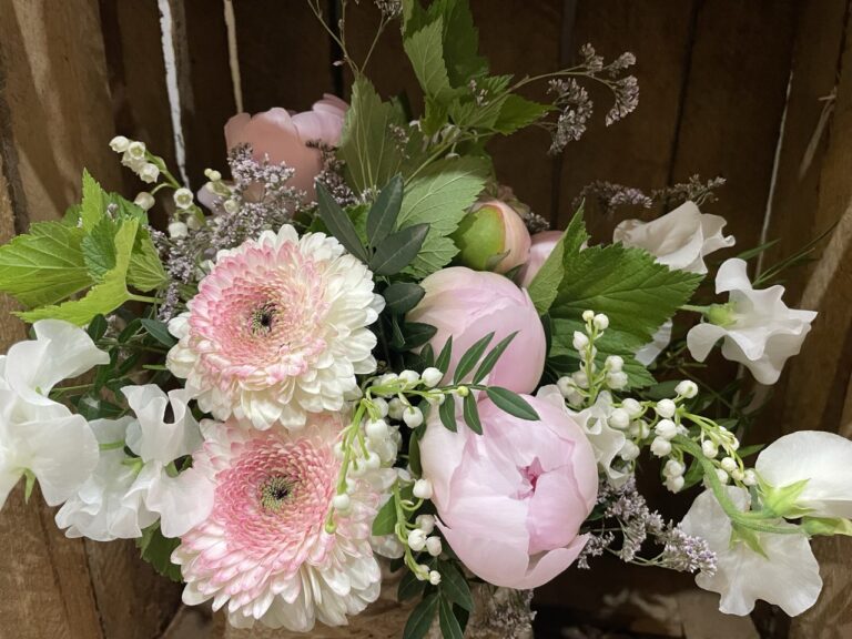 Bouquet de muguet avec pivoines roses et fleurs de saison création artisan fleuriste Paris 11 livraison Paris