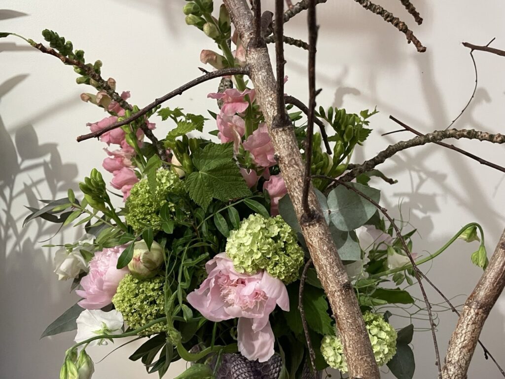 Bouquet champêtre réalisé par Yann artisan fleuriste créatif à Paris 11 avec pivoines françaises, viburnum vert, mufliers roses et fleurs fraîches de saison en livraison dans tout Paris.