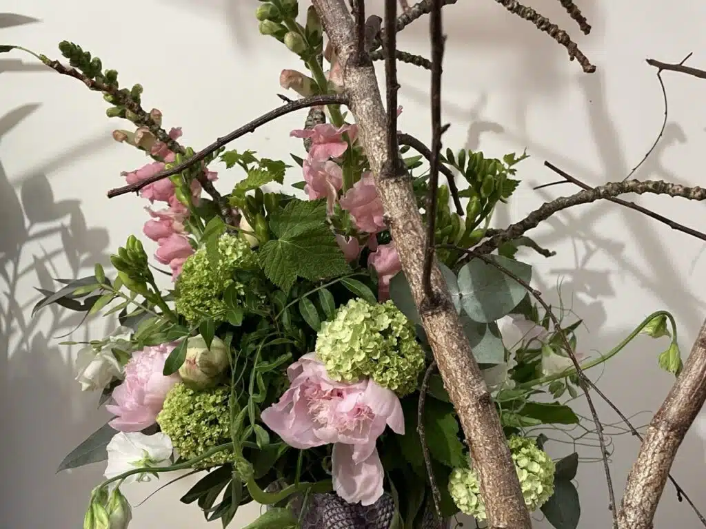 Bouquet champêtre réalisé par Yann artisan fleuriste créatif à Paris 11 avec pivoines françaises, viburnum vert, mufliers roses et fleurs fraîches de saison en livraison dans tout Paris.