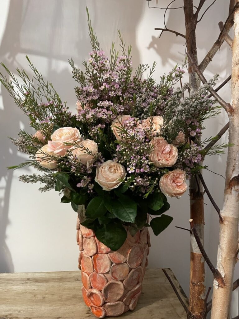 Bouquet poétique de roses de jardin et fleurs champêtres françaises créé pour la Fête des Mères par le fleuriste artisanal Yann-H2o Paris 11 avec livraison dans tout Paris.