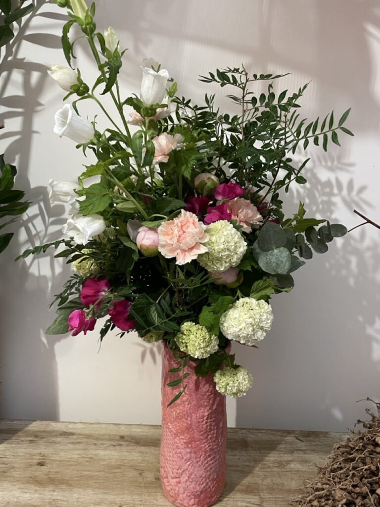 Bouquet floral élégant composé de campanules blanches, pivoines et viornes dans un style naturel et raffiné créé par un artisan fleuriste à Paris 11