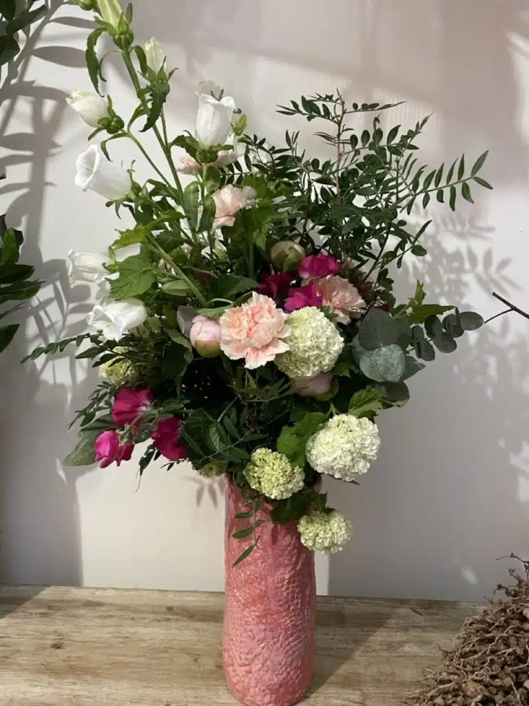 Bouquet floral élégant composé de campanules blanches, pivoines et viornes dans un style naturel et raffiné créé par un artisan fleuriste à Paris 11