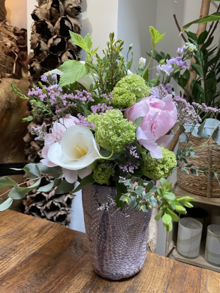 Bouquet de fleurs de saison avec viburnum vert, pivoines roses et arum blanc dans un vase, création de fleuriste à Paris 11 avec fleurs de France