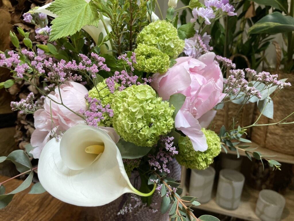 Bouquet printanier avec viburnum vert, pivoines roses et arum blanc, création de fleuriste à Paris 11 avec fleurs de saison