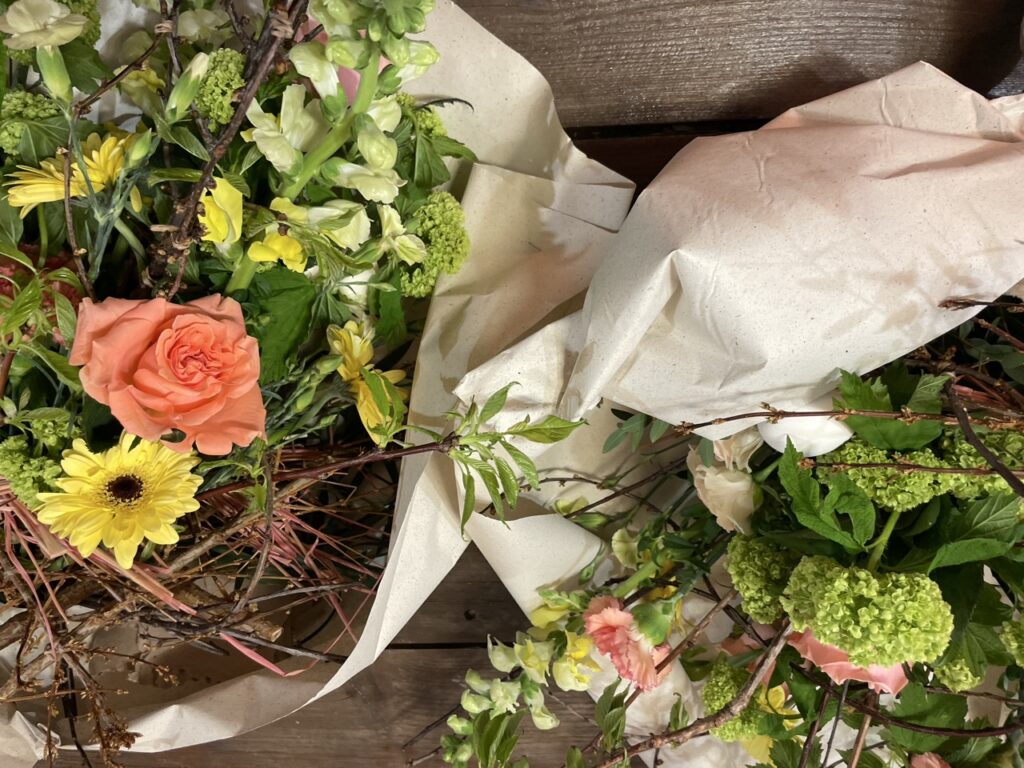 Bouquets printaniers composés de roses, viburnums, gerberas et branches naturelles réalisés dans l’atelier floral Yann-H2o à Paris 11