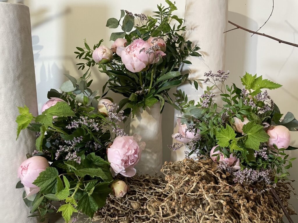 Ensemble de bouquets de pivoines roses et feuillages champêtres réalisé par le fleuriste Yann-H2o Paris 11 pour la Fête des Mères avec fleurs françaises de saison et livraison dans tout Paris.