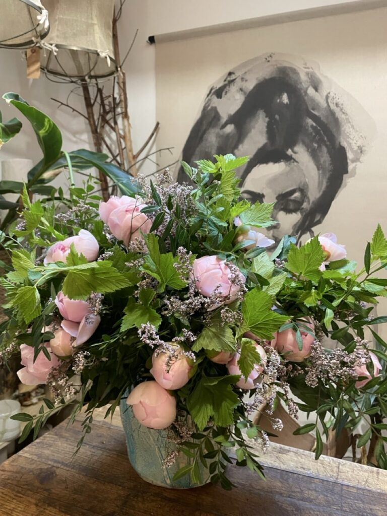 Grande composition florale de pivoines roses et feuillages champêtres réalisée par le fleuriste créatif Yann-H2o Paris 11 pour la Fête des Mères avec fleurs françaises de saison et livraison dans Paris.