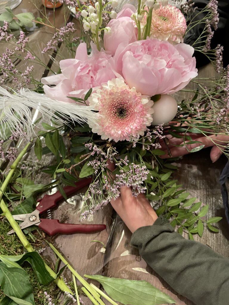 Création florale printanière avec pivoines roses, gerberas et feuillages naturels réalisée lors d’un atelier floral chez Yann-H2o fleuriste créatif à Paris 11