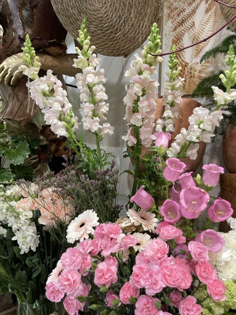 Mufliers roses pastel et fleurs de saison dans une composition florale poétique réalisée par un artisan fleuriste créatif à Paris 11