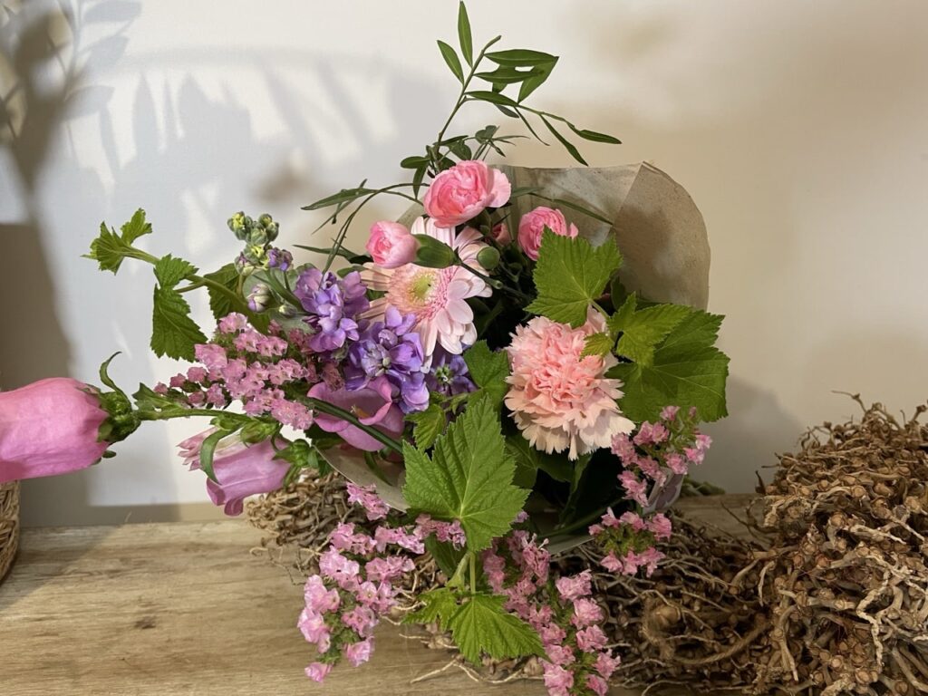 Petit bouquet champêtre aux fleurs pastel roses et mauves composé de renoncules, campanules et fleurs de saison françaises créé par le fleuriste Yann-H2o Paris 11 pour la Fête des Mères.