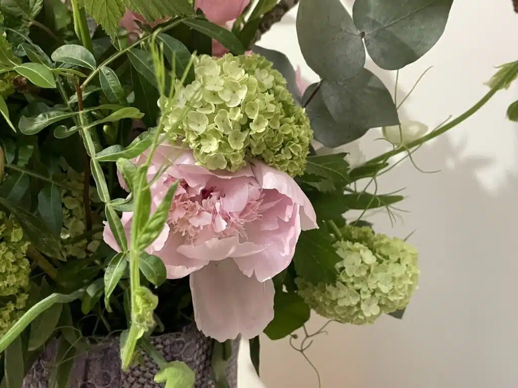 Composition florale avec pivoine française rose et viburnum réalisée par Yann artisan fleuriste créatif près de la rue Saint-Maur, rue de la Roquette et place Voltaire à Paris 11 avec livraison dans tout Paris.