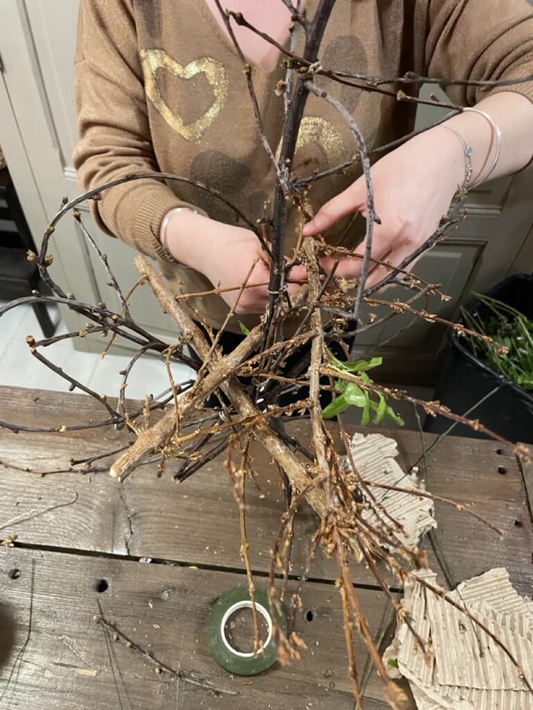 Réalisation d’une structure florale en branches naturelles lors d’un atelier créatif chez Yann-H2o artisan fleuriste à Paris 11