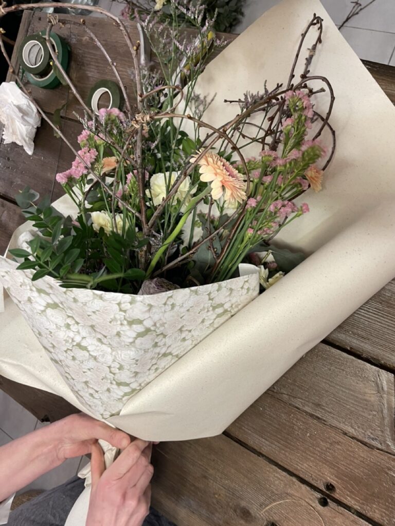 Bouquet contemporain réalisé avec des branchages, des fleurs de saison et des végétaux lors d'un atelier de création florale chez Yann-H2o, artisan fleuriste à Paris 11.