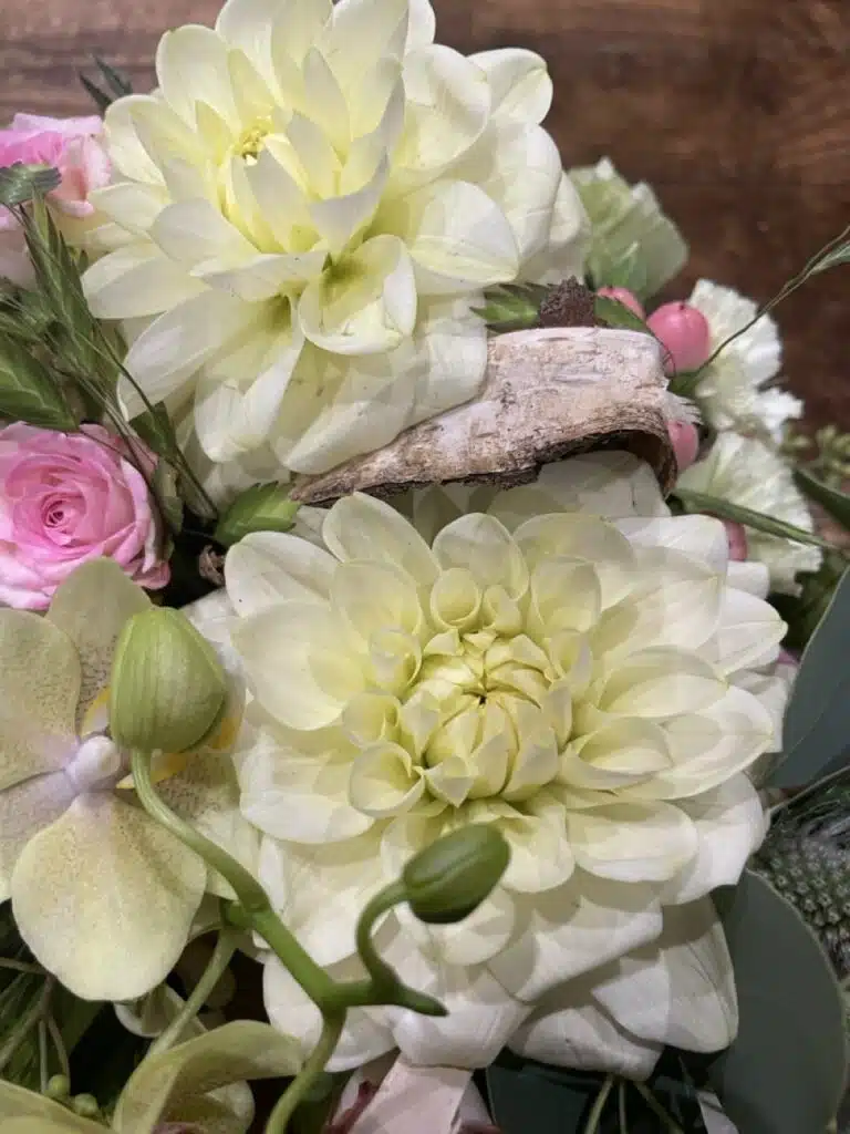 Bouquet de fleurs de saison composé de dahlias blancs, d'une orchidée Phalaenopsis, de roses roses et de feuillages, créé par Yann-H2o, artisan fleuriste à Paris 11.