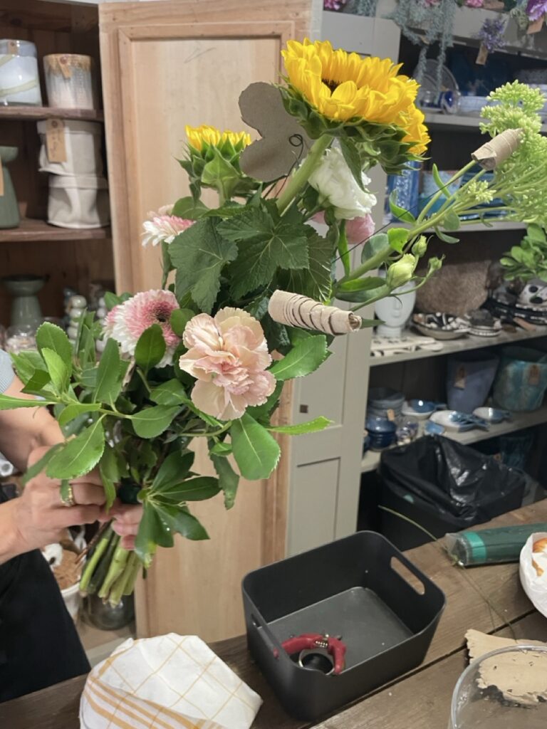 Participant présentant un bouquet de fleurs de saison réalisé lors d'un atelier convivial chez Yann-H2o, artisan fleuriste créateur à Paris 11. Les compositions mêlent créativité, savoir-faire artisanal et végétaux de saison pour donner naissance à des créations florales uniques.