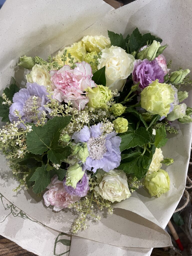 Bouquet de lisianthus blancs, verts et mauves accompagné de roses, scabieuses et fleurs de saison, réalisé par Yann H2O, artisan fleuriste à Paris 11 avec livraison dans tout Paris