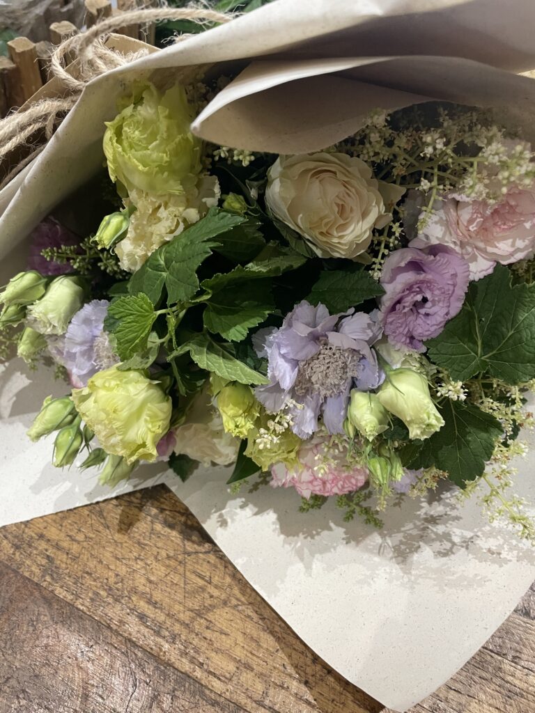 Bouquet de lisianthus blanc, vert tendre et mauve composé par Yann H2O, artisan fleuriste à Paris 11, avec des fleurs de saison et livraison dans tout Paris.