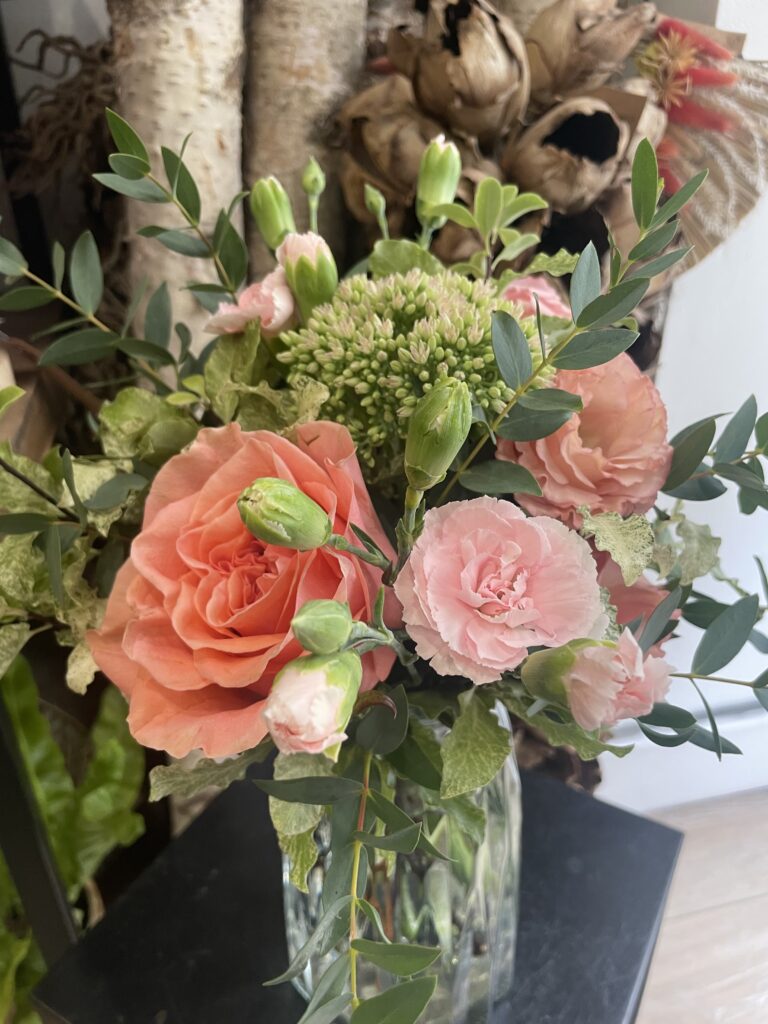 Bouquet de lisianthus rose pâle et rose corail composé par Yann-H2o, artisan fleuriste à Paris 11, avec des fleurs de saison et une livraison de fleurs dans tout Paris.