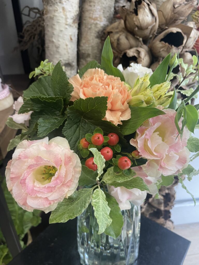 Bouquet de lisianthus rose pâle, œillet saumon, alstroemeria et baies d'hypericum, composé à la main par Yann-H2o, artisan fleuriste à Paris 11. Une création florale délicate réalisée avec des fleurs de saison.