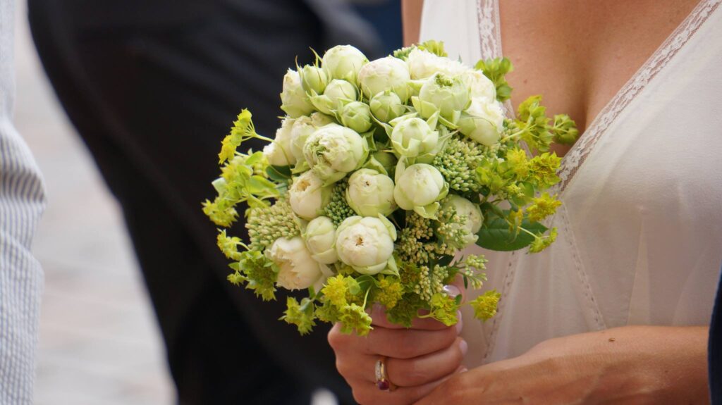 Bouquet de mariée blanc et vert composé de fleurs de saison, réalisé par Yann-H2o, artisan fleuriste spécialisé dans les mariages à Paris.