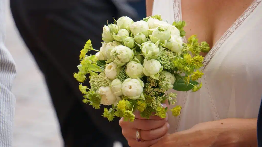 Bouquet de mariée blanc et vert composé de fleurs de saison, réalisé par Yann-H2o, artisan fleuriste spécialisé dans les mariages à Paris.