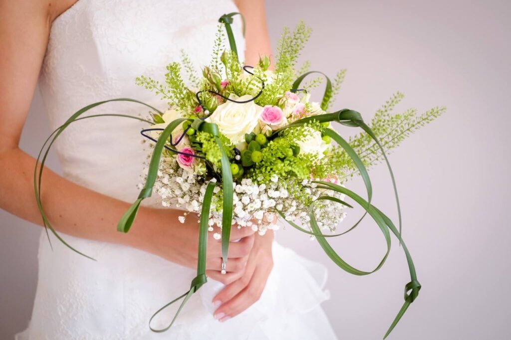 Bouquet de mariée moderne composé de fleurs de saison blanches, vertes et roses, réalisé par Yann-H2o, artisan fleuriste spécialisé dans les mariages à Paris.