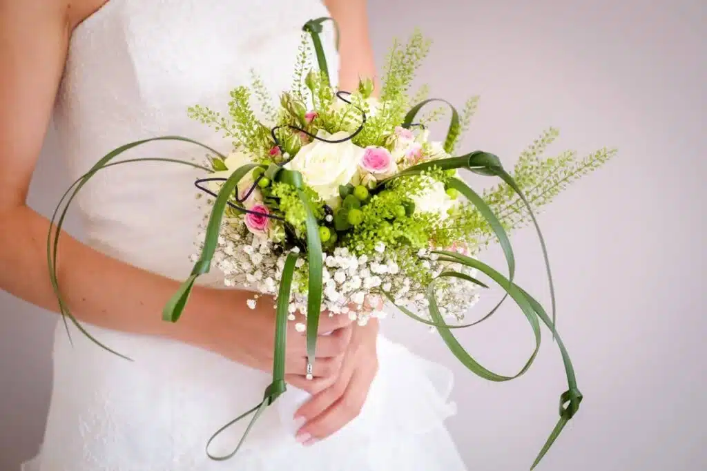 Bouquet de mariée moderne composé de fleurs de saison blanches, vertes et roses, réalisé par Yann-H2o, artisan fleuriste spécialisé dans les mariages à Paris.