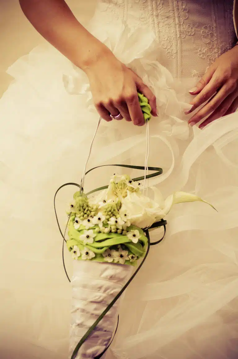 Bouquet de mariée original aux fleurs blanches et vertes, imaginé par Yann-H2o, artisan fleuriste spécialisé dans les mariages à Paris.