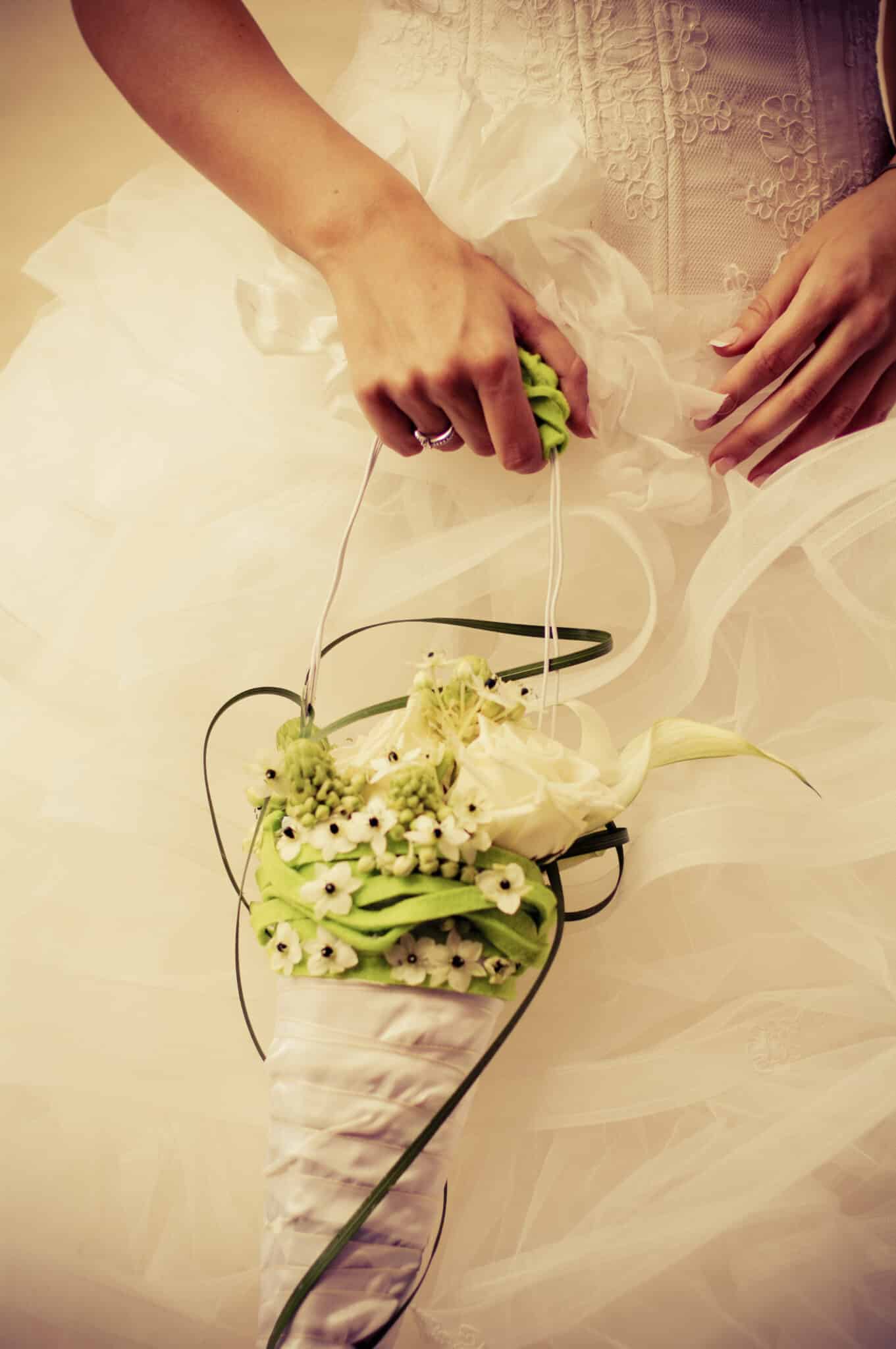 Bouquet de mariée original aux fleurs blanches et vertes, imaginé par Yann-H2o, artisan fleuriste spécialisé dans les mariages à Paris.