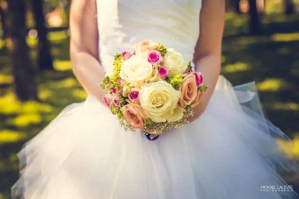 Bouquet de mariée romantique composé de roses blanches, roses et fleurs de saison, réalisé par Yann-H2o, artisan fleuriste spécialisé dans les mariages à Paris.