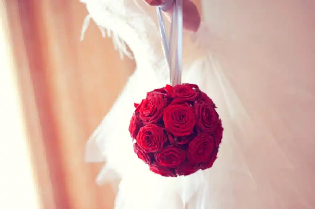 Bouquet de mariée en forme de boule composé de roses rouges, réalisé par Yann-H2o, artisan fleuriste spécialisé dans les mariages à Paris.