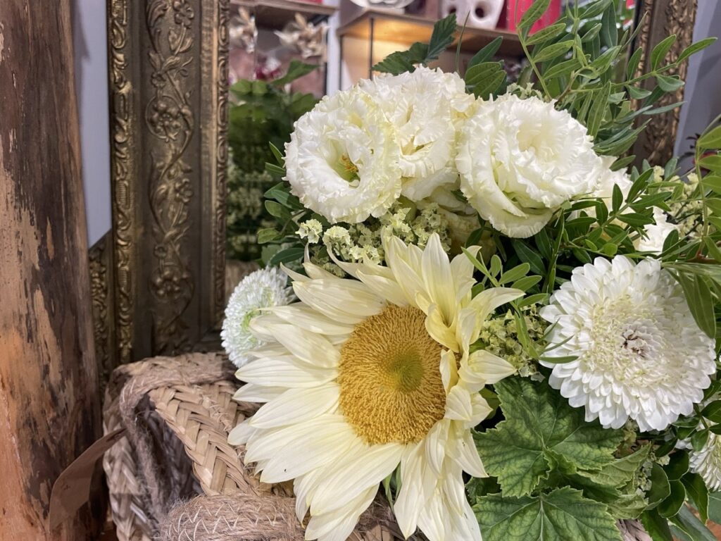 Tournesol jaune pâle associé à des lisianthus et fleurs de saison dans un bouquet élégant réalisé par un artisan fleuriste à Paris 11, avec livraison de fleurs dans tout Paris.