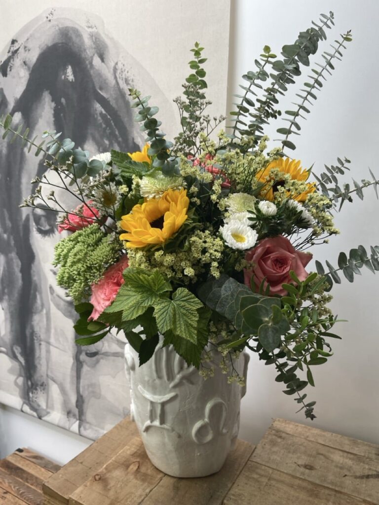 Bouquet de tournesols de saison composé de roses, fleurs champêtres et eucalyptus, créé par un artisan fleuriste à Paris 11 et disponible en livraison dans tout Paris.