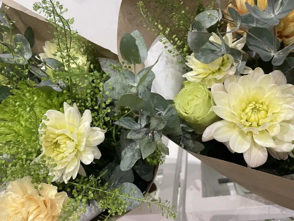 Bouquets composés de dahlias blancs, de lisianthus vert, de chrysanthèmes de saison et d'eucalyptus, réalisés par Yann-H2o, artisan fleuriste à Paris 11.