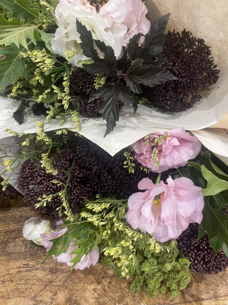 Bouquets de lisianthus roses et blancs associés à des fleurs de saison et feuillages, créés à la main par Yann-H2o, artisan fleuriste à Paris 11 avec livraison de fleurs dans tout Paris.