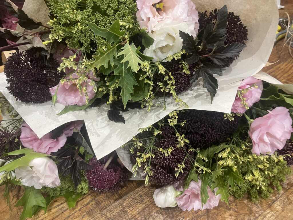 Bouquets de lisianthus roses et blancs associés à des fleurs de saison et feuillages, confectionnés à la main par Yann-H2o, artisan fleuriste à Paris 11 avec livraison de fleurs dans tout Paris.