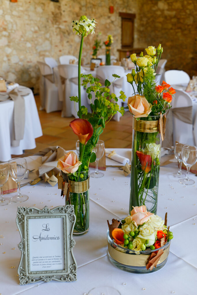 Centre de table de mariage composé de lisianthus crème, roses, callas, ornithogales et fleurs de saison, réalisé par Yann-H2o, artisan fleuriste à Paris 11. Une décoration florale élégante et naturelle pour une