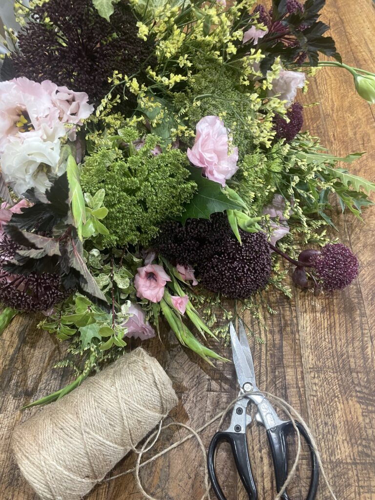 Bouquet de lisianthus roses en cours de création dans l'atelier de Yann-H2o, artisan fleuriste à Paris 11, avec des fleurs de saison et une livraison de fleurs dans tout Paris.